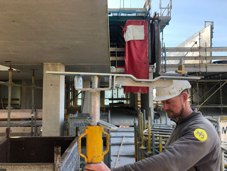 Breedplaat randonderslag beugel Het stellen wordt zo eenvoudig, dat één persoon het kan uitvoeren.